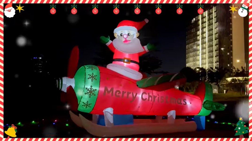 Roomoe® Festive Santa Airplane Holiday Display